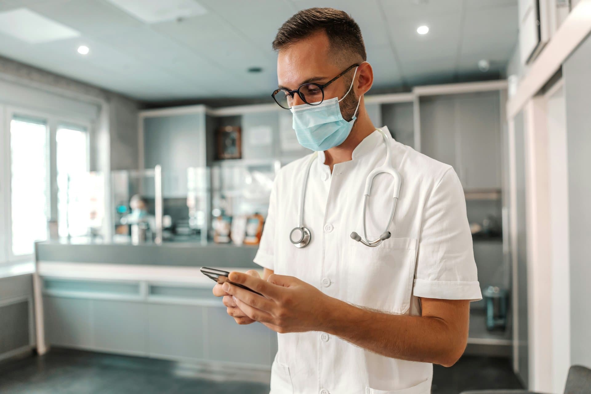 Recruiting in Healthcare: Should You Target Active or Passive Job Seekers?