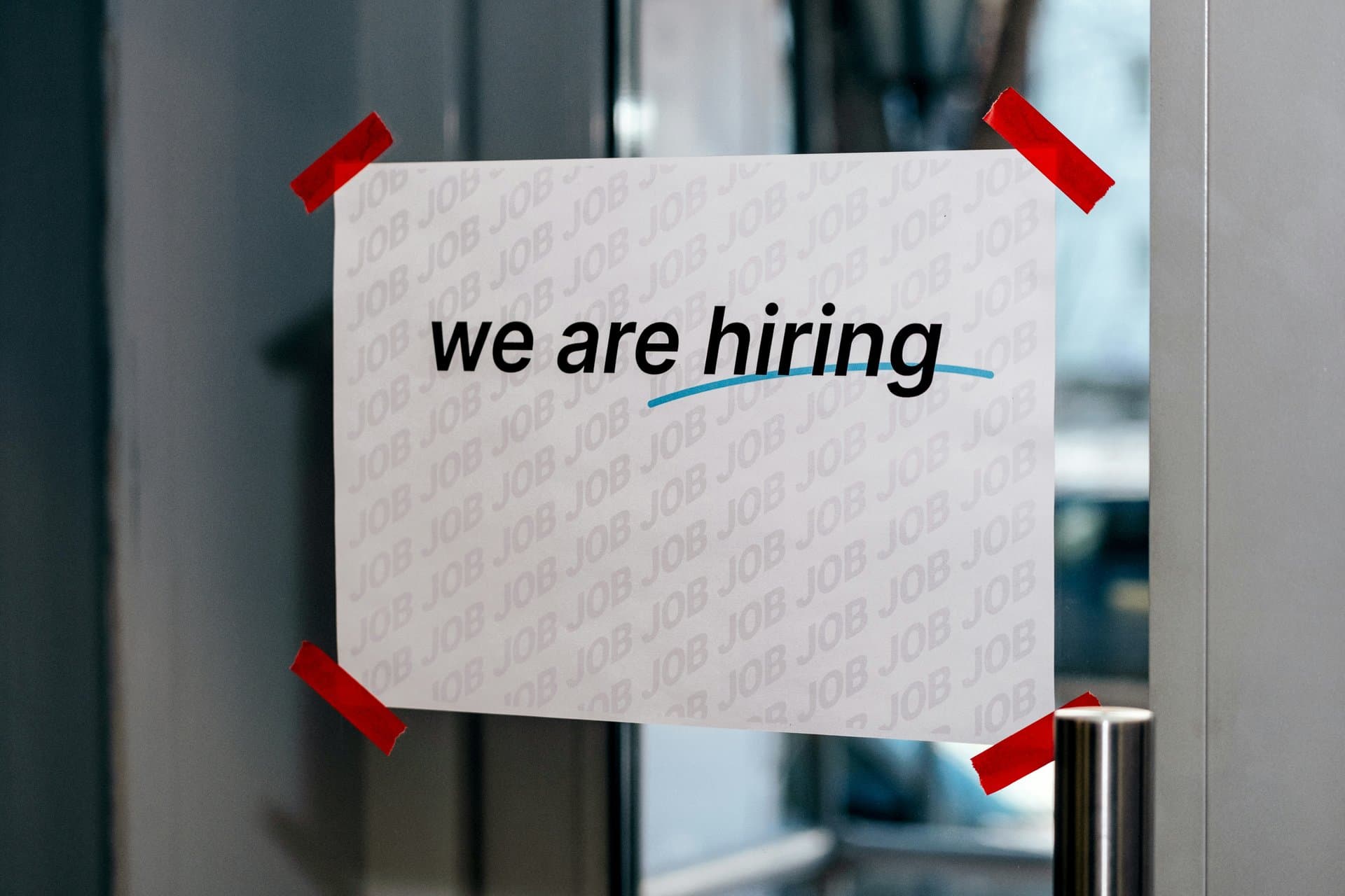Social Recruiting per settori difficili: Cosa funziona davvero in assistenza, artigianato e IT